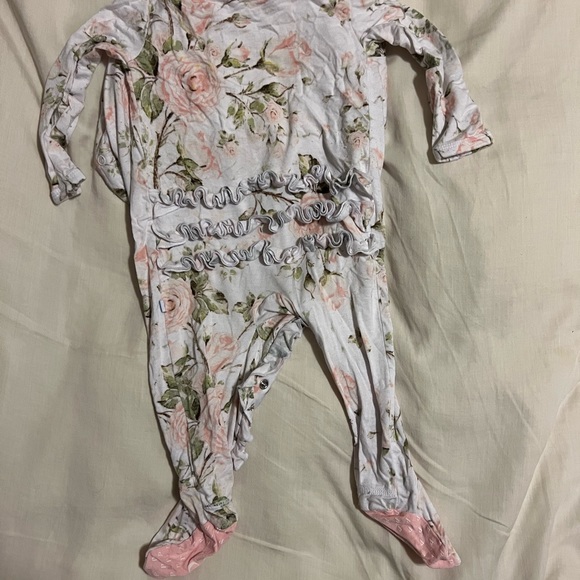 Posh Peanut Delilah ruffle snap footie - Picture 3 of 3